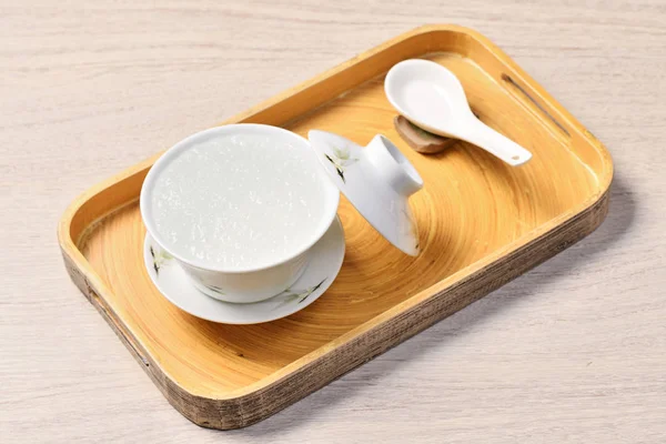 中国の伝統医療製品白いボウルに鳥の巣スープ — ストック写真