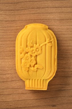 Geleneksel Çin pastası eski günlerde kullanılan fenere benzediği için fener keki olarak da bilinir.