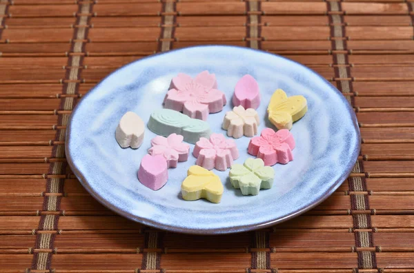 Beaucoup Beaux Bonbons Japonais Sont Placés Sur Une Assiette — Photo