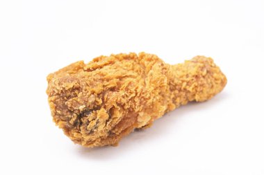 Kızarmış tavuk budu beyaz arkaplanda izole edilmiş..