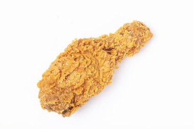 Kızarmış tavuk budu beyaz arkaplanda izole edilmiş..