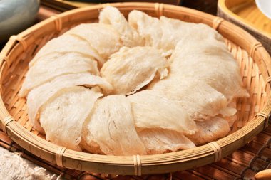 Raw Bird's nest on bambo basket    