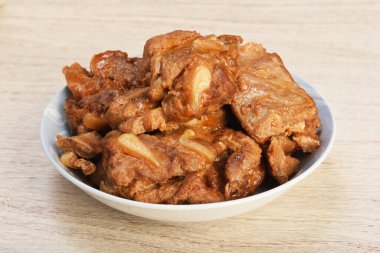 Wuxi tarzı domuz pirzolası popüler bir Çin yemeği.