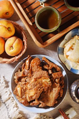 Wuxi tarzı domuz pirzolası popüler bir Çin yemeği.