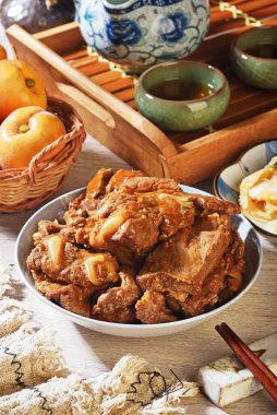 Wuxi tarzı domuz pirzolası popüler bir Çin yemeği.