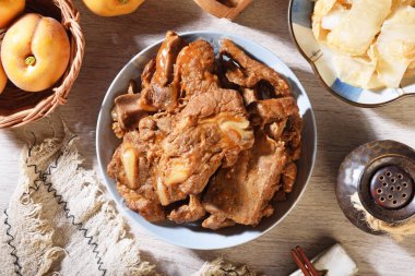 Wuxi tarzı domuz pirzolası popüler bir Çin yemeği.