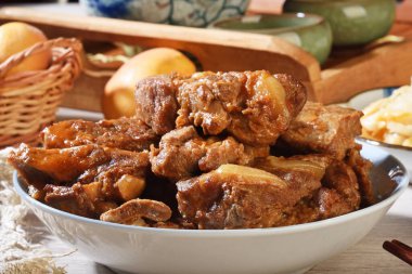 Wuxi tarzı domuz pirzolası popüler bir Çin yemeği.