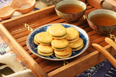 Tabaktaki küçük çember fındıklı kurabiyeler