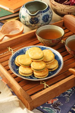 Tabaktaki küçük çember fındıklı kurabiyeler