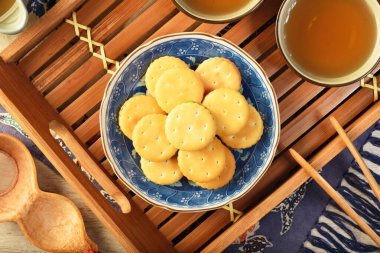 Tabaktaki küçük çember fındıklı kurabiyeler