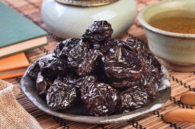 Siyah tabakta kurumuş siyah tarihler 