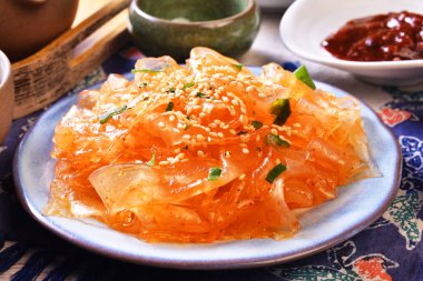  Baharatlı liangpi, baharatlı geniş yeşil fasulye ipliği.        