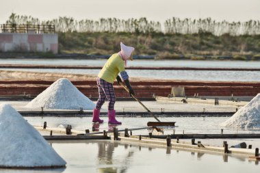 26 Mart 2020: İnsanlar Tainan, Tayvan 'da tuz tavaları üzerinde çalışıyorlar.