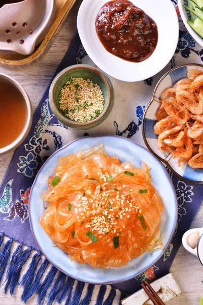 Kryddig Liangpi Bred Grön Böntråd Med Kryddig Smak — Stockfoto