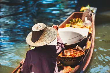 Bangkok 'ta yüzen pazar