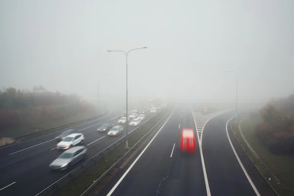 Traffico in nebbia fitta — Foto Stock