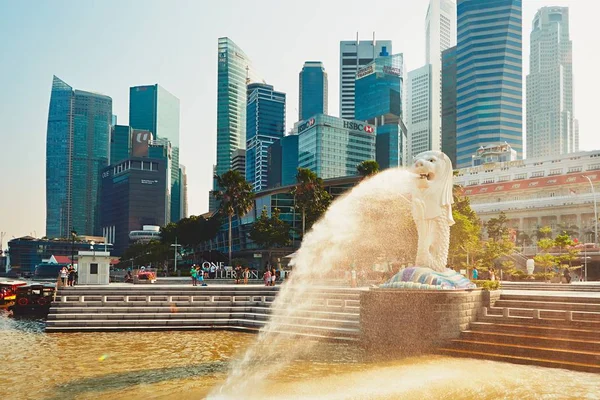 A Merlion szobor előtt skyscrapes — Stock Fotó