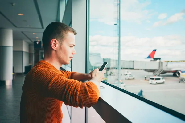 In attesa di un volo — Foto Stock