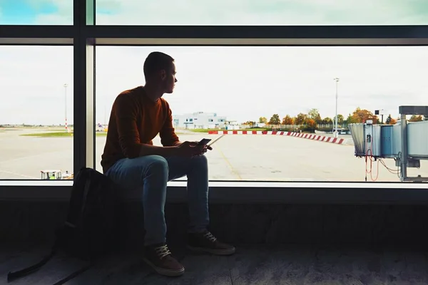 Waiting for a flight — Stock Photo, Image