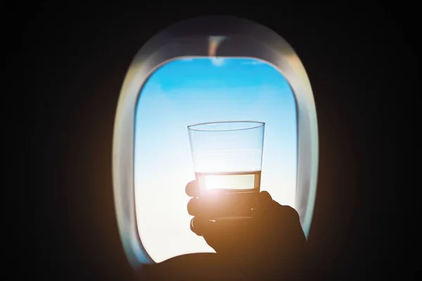 Пить во время полета — стоковое фото