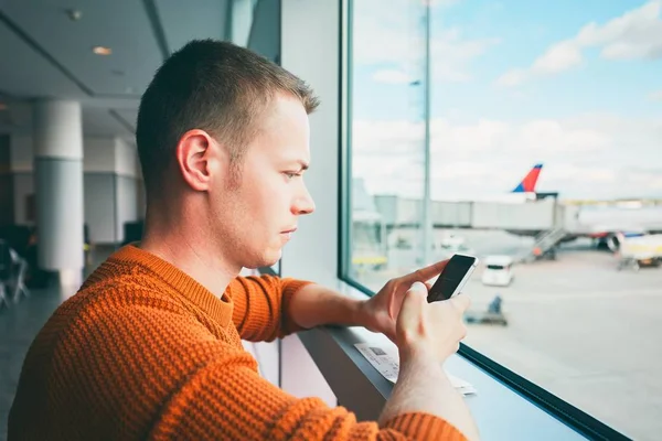 In attesa di un volo — Foto Stock