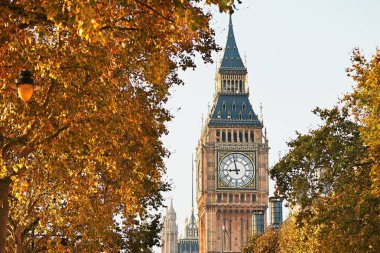 Güneşli bir sonbahar gün içinde Big Ben