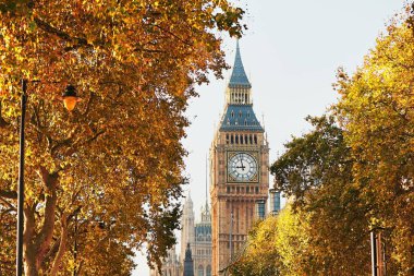Güneşli bir sonbahar gün içinde Big Ben