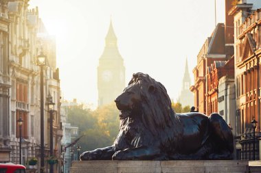 Güneşin doğuşunu Londra caddesinde