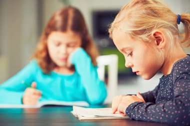 Kardeşler ödev yapmak