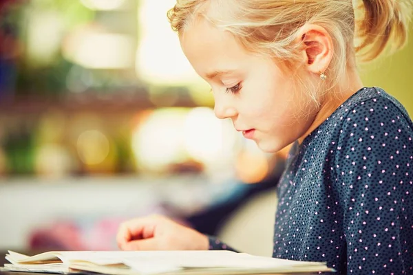 Ragazza sta facendo i compiti — Foto Stock