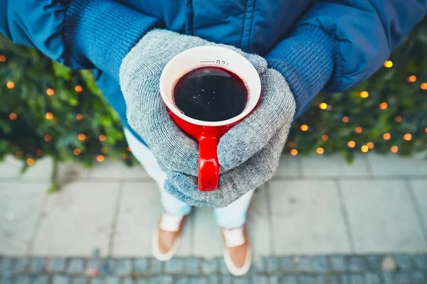 Vino caldo al mercatino di Natale — Foto Stock