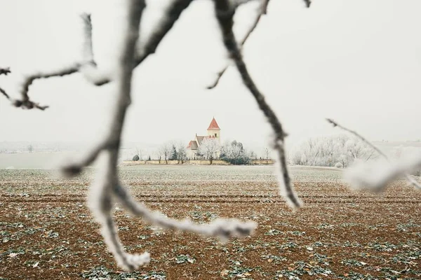 Small cemetery amid frozen landscape — Stock Photo, Image