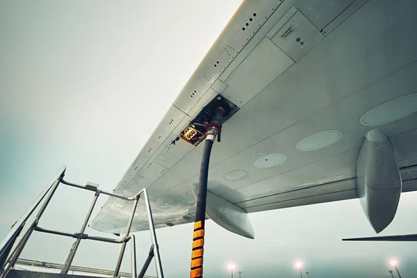 Reabastecimiento de combustible del avión — Foto de Stock