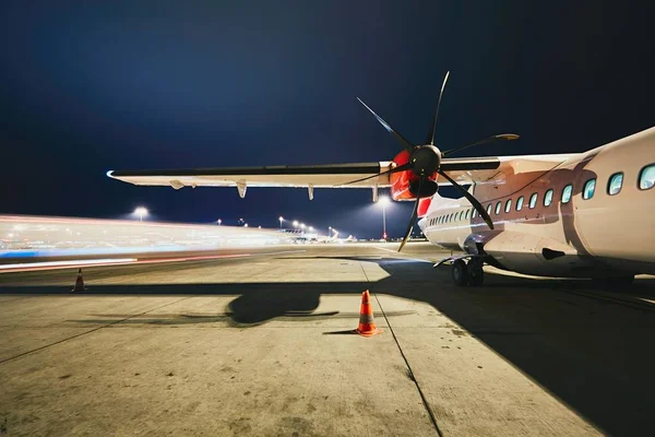 Flughafen in der Nacht — Stockfoto