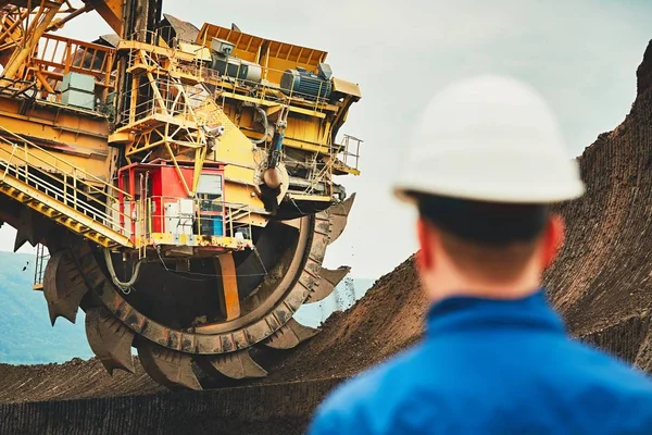 Minería de carbón en un tajo abierto — Foto de Stock