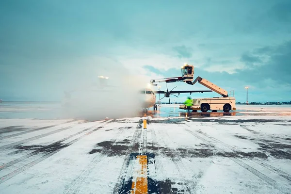 Enteisung des Flugzeugs — Stockfoto