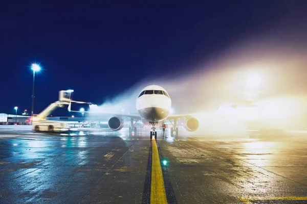 Enteisung des Flugzeugs — Stockfoto