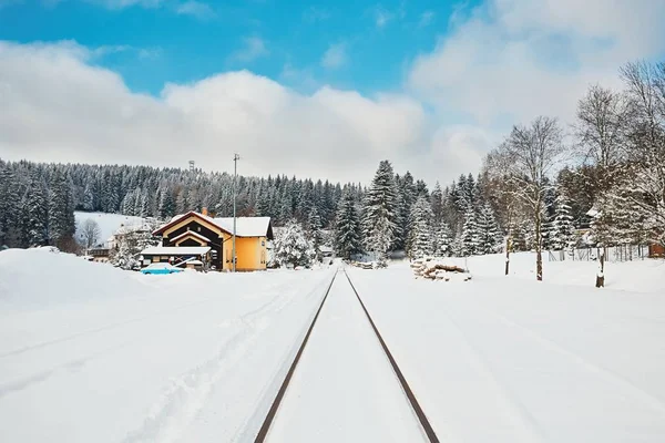 Velha estação ferroviária no inverno — Fotografia de Stock