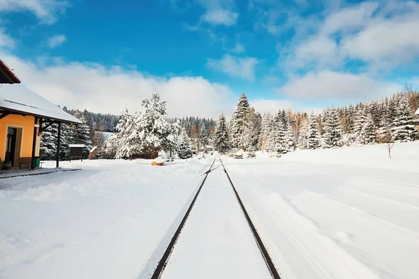 Velha estação ferroviária no inverno — Fotografia de Stock