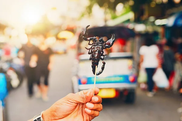 Vendedor tailandês mostrando escorpião assado — Fotografia de Stock