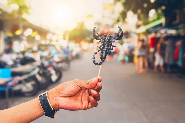 Vendedor tailandês mostrando escorpião assado — Fotografia de Stock