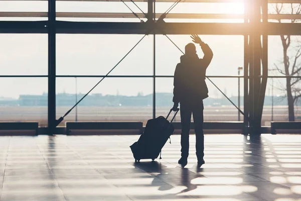 Saying goodbye at the airport — Stock Photo, Image