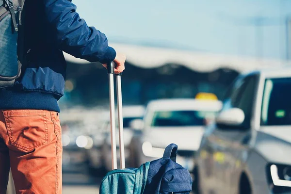 Passageiro está esperando por táxi — Fotografia de Stock