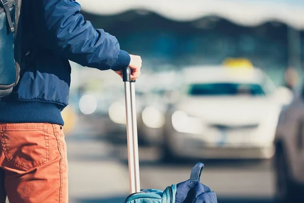 Passeggero in attesa di taxi — Foto Stock