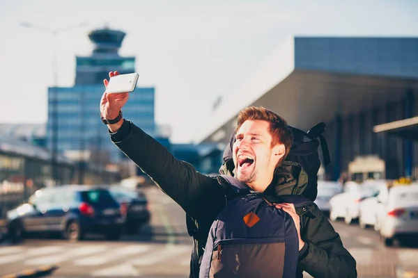 旅行者は空港で、selfie を取って — ストック写真