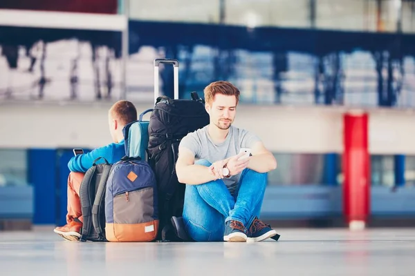 Reizigers wachten voor vertrek — Stockfoto