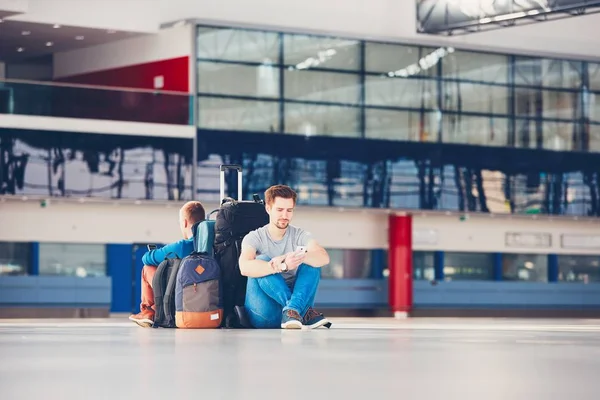 Reizigers wachten voor vertrek — Stockfoto