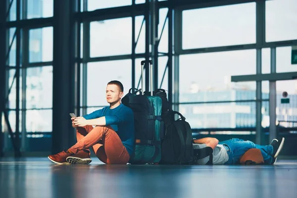 Viaggiatori in attesa della partenza — Foto Stock