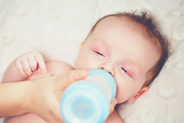 Bambino affamato che beve latte — Foto Stock