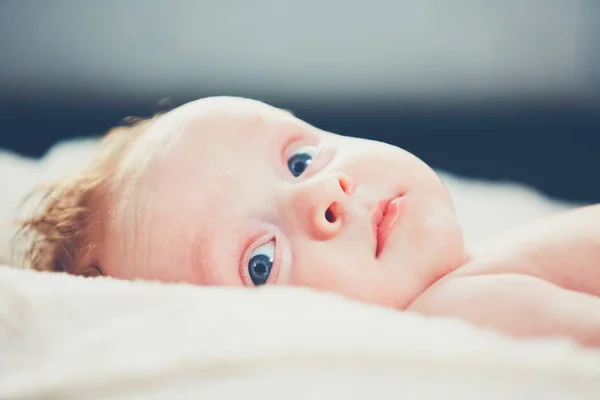 Bebê alegre com olhos azuis — Fotografia de Stock